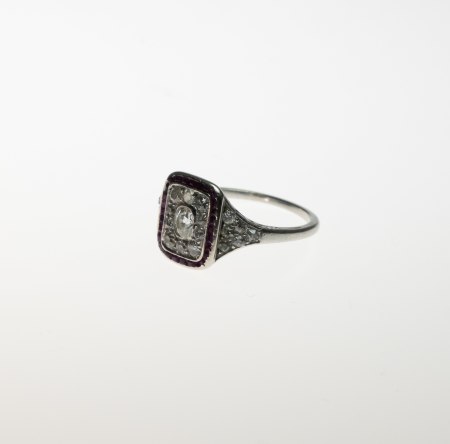 Stamp of Feldman International Auctions » Bijoux - Haute Joaillerie / Jewellery BAGUE RUBIS ET DIAMANTS