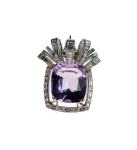 Stamp of Feldman International Auctions » Bijoux - Haute Joaillerie / Jewellery BROCHE PLATINE sertie d'une large améthyste et de diamants baguette