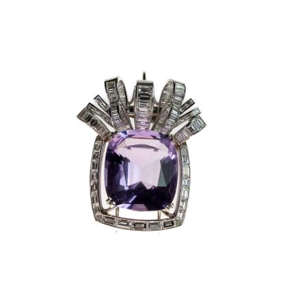 Stamp of Feldman International Auctions » Bijoux - Haute Joaillerie / Jewellery BROCHE PLATINE sertie d'une large améthyste et de diamants baguette