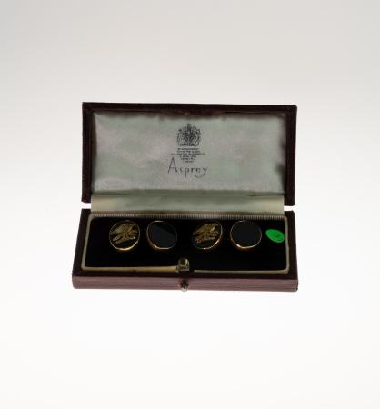 Stamp of Feldman International Auctions » Bijoux - Haute Joaillerie / Jewellery ASPREY. BOUTONS DE MANCHETTES en or jaune 750 et onyx