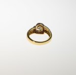 Stamp of Feldman International Auctions » Bijoux - Haute Joaillerie / Jewellery BAGUE en or jaune 750 sertie d'un diamant taille cœur.