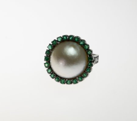 Stamp of Feldman International Auctions » Bijoux - Haute Joaillerie / Jewellery BAGUE ET BOUCLES D'OREILLES