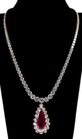 Stamp of Feldman International Auctions » Bijoux - Haute Joaillerie / Jewellery Ensemble en or jaune 750 Diamants et Rubis  composé