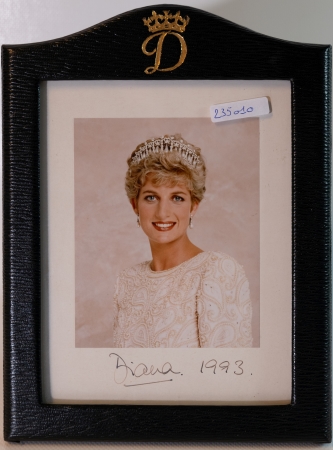 Stamp of Feldman International Auctions » Livres, Manuscrits & Partitions / Books, Manuscripts & Music LADY DIANA PHOTO SIGNÉE