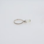 Stamp of Feldman International Auctions » Bijoux - Haute Joaillerie / Jewellery Bague diamant briolette en or blanc 750entouré de deux