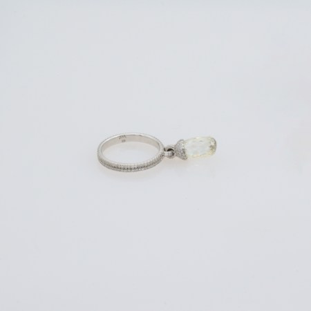 Stamp of Feldman International Auctions » Bijoux - Haute Joaillerie / Jewellery Bague diamant briolette en or blanc 750entouré de deux