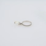 Stamp of Feldman International Auctions » Bijoux - Haute Joaillerie / Jewellery Bague diamant briolette en or blanc 750entouré de deux