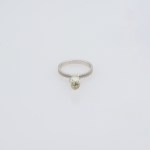 Stamp of Feldman International Auctions » Bijoux - Haute Joaillerie / Jewellery Bague diamant briolette en or blanc 750entouré de deux