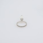 Stamp of Feldman International Auctions » Bijoux - Haute Joaillerie / Jewellery Bague diamant briolette en or blanc 750entouré de deux