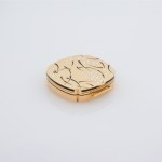 Stamp of Feldman International Auctions » Bijoux - Haute Joaillerie / Jewellery Un poudrier Art Nouveau en or jaune 750, à décor chinois