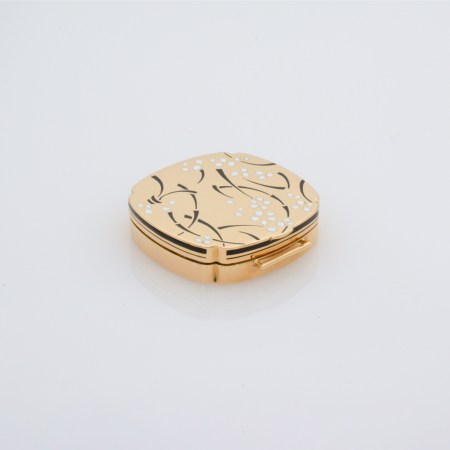 Stamp of Feldman International Auctions » Bijoux - Haute Joaillerie / Jewellery Un poudrier Art Nouveau en or jaune 750, à décor chinois