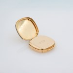 Stamp of Feldman International Auctions » Bijoux - Haute Joaillerie / Jewellery Un poudrier Art Nouveau en or jaune 750, à décor chinois