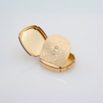 Stamp of Feldman International Auctions » Bijoux - Haute Joaillerie / Jewellery Un poudrier Art Nouveau en or jaune 750, à décor chinois