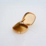 Stamp of Feldman International Auctions » Bijoux - Haute Joaillerie / Jewellery Un poudrier Art Nouveau en or jaune 750, à décor chinois