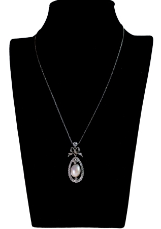 Stamp of Feldman International Auctions » Bijoux - Haute Joaillerie / Jewellery Pendentif 19ème en platine non titré serti de 40 diamants