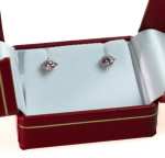 Stamp of Feldman International Auctions » Bijoux - Haute Joaillerie / Jewellery Paire de clous d'oreille en or rose 750 serti de deux diamants