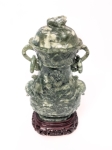 Stamp of Feldman International Auctions » Art d'Orient & d'Extrême-Orient / Asian & Oriental Art Charmant vase couvert en jade, Chine 20e siécle, décor