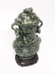 Stamp of Feldman International Auctions » Art d'Orient & d'Extrême-Orient / Asian & Oriental Art Charmant vase couvert en jade, Chine 20e siécle, décor