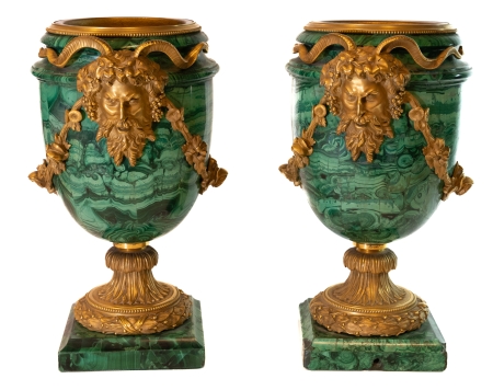 Stamp of Feldman International Auctions » Art Russe / Russian Art RARE PAIRE D'URNES EN MALACHITE RUSSE MONTÉES EN ORMOLU, MILIEU 19e SIECLE PROBABLEMENT SAINT PETERSBOURG