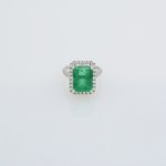 Stamp of Feldman International Auctions » Bijoux - Haute Joaillerie / Jewellery Bague en Or Blanc 18K avec Émeraude Colombienne et Diamants