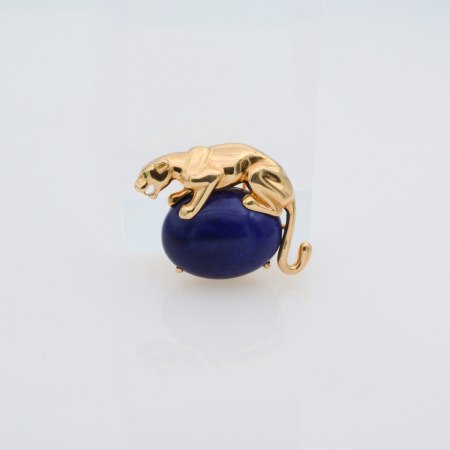 Stamp of Feldman International Auctions » Bijoux - Haute Joaillerie / Jewellery Broche CARTIER panthère en or jaune 750 sertie de lapis lazuli et avec des yeux en émeraude