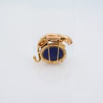 Stamp of Feldman International Auctions » Bijoux - Haute Joaillerie / Jewellery Broche CARTIER panthère en or jaune 750 sertie de lapis lazuli et avec des yeux en émeraude
