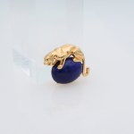 Stamp of Feldman International Auctions » Bijoux - Haute Joaillerie / Jewellery Broche CARTIER panthère en or jaune 750 sertie de lapis lazuli et avec des yeux en émeraude