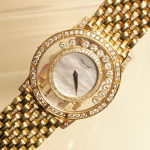 Stamp of Feldman International Auctions » Montres / Watches CHOPARD montre "Happy Diamonds" en or 750