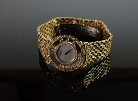 Stamp of Feldman International Auctions » Montres / Watches CHOPARD montre "Happy Diamonds" en or 750