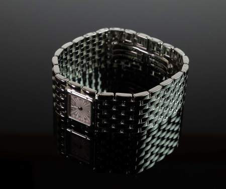 Stamp of Feldman International Auctions » Montres / Watches CARTIER "Panthère" manchette ruban en or blanc 18K