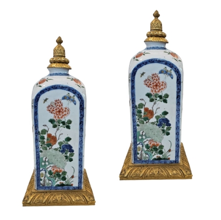 Stamp of Feldman International Auctions » Art d'Orient & d'Extrême-Orient / Asian & Oriental Art Rare paire de bouteilles à section carrée en porcelaine époque Kangxi (1662 - 1722) montée en bronze doré signé François Linke