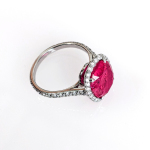 Stamp of Feldman International Auctions » Bijoux - Haute Joaillerie / Jewellery Bague rubis, diamants en or 750 gris , non chauffée , rouge pourpre , forte saturation