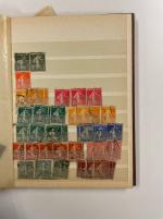Stamp of Large Lots and Collections Dans un carton, vrac de plusieurs centaines de timbres
