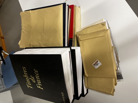 Stamp of France » Collections 1850-2015. Dans un très gros carton, imposant lot type vrac de milliers