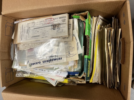 Stamp of France » Fiscaux 1880-1940, dans un carton, gros ensemble de plusieurs