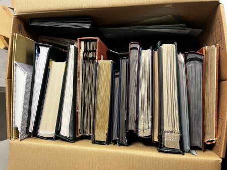 Stamp of France » Collections 1900-2010, dans un gros carton ensemble type vrac constitué