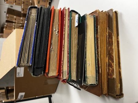 Stamp of France » Collections 1852-2000, dans un carton ensemble type vrac composé