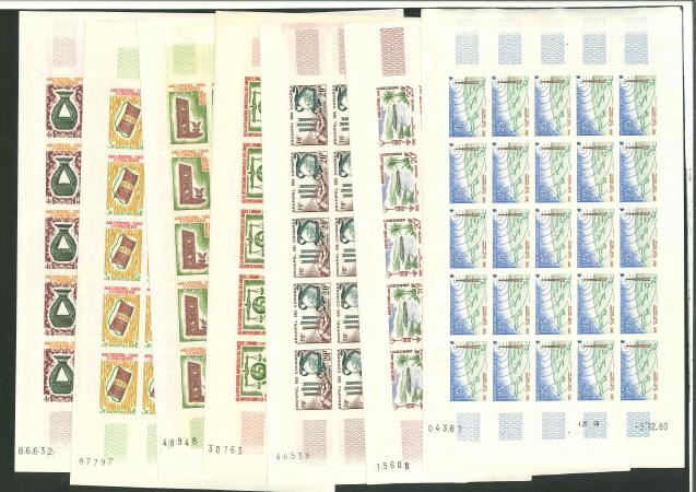 Stamp of Colonies françaises » Comores 1960-1974, ensemble très peu commun de 25 feuilles