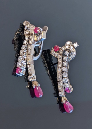 Paire de boucles d'oreilles rubis et diamants