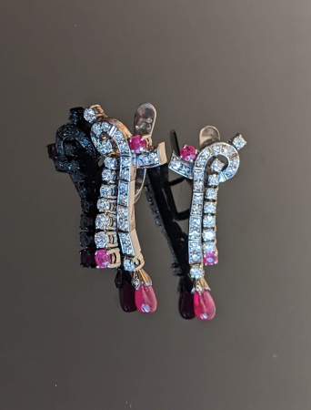 Paire de boucles d'oreilles rubis et diamants