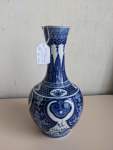 Stamp of Feldman International Auctions » Art d'Orient & d'Extrême-Orient / Asian & Oriental Art Vase en porcelaine bleu et blanc, Chine, dynastie Qing, marque Kangxi (1662–1722)