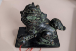 Stamp of Feldman International Auctions » Art d'Orient & d'Extrême-Orient / Asian & Oriental Art Chien Fô en bronze à patine vert foncé, Chine, dynastie