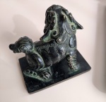 Stamp of Feldman International Auctions » Art d'Orient & d'Extrême-Orient / Asian & Oriental Art Chien Fô en bronze à patine vert foncé, Chine, dynastie
