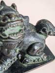 Stamp of Feldman International Auctions » Art d'Orient & d'Extrême-Orient / Asian & Oriental Art Chien Fô en bronze à patine vert foncé, Chine, dynastie