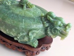 Stamp of Feldman International Auctions » Art d'Orient & d'Extrême-Orient / Asian & Oriental Art Boîte en pierre dure verte sculptée en forme de dragon,