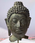 Stamp of Feldman International Auctions » Art d'Orient & d'Extrême-Orient / Asian & Oriental Art Tête de Boudhha Shakyamuni en bronze, 15/16ème siècle, style Chiang Saen
