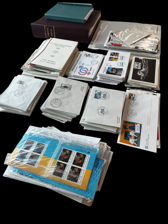 Stamp of France » Collections 1930-2000, dans un carton ensemble type vrac composé