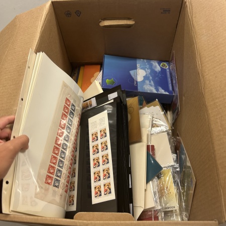 Stamp of France » Collections 1925-2020, dans un gros carton ensemble type vrac composé