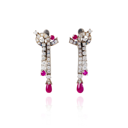 Stamp of Feldman International Auctions Paire de boucles d'oreilles rubis et diamants