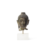 Stamp of Feldman International Auctions » Art d'Orient & d'Extrême-Orient / Asian & Oriental Art Tête de Boudhha Shakyamuni en bronze, 15/16ème siècle, style Chiang Saen